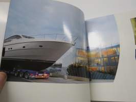 Pershing Boats - moving idea -luksusveneiden myyntiesittelykirja / tuoteluettelo, englanninkielinen