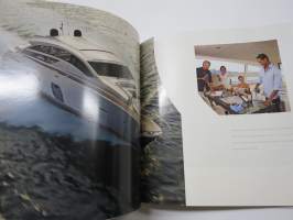 Pershing Boats - moving idea -luksusveneiden myyntiesittelykirja / tuoteluettelo, englanninkielinen