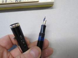 Montblanc 3-42 G Masterpiece, 14C 14 K 585 nib.  Montblanc star outline on black cap finial, Knob Piston Filler, 8mm blue ink window -kultaterä täytekynä + kotelo