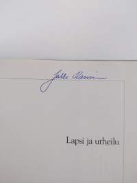 Lapsi ja urheilu: Perustietoa liikunnasta ja urheilusta ohjaajille, opettajille ja lasten vanhemmille (signeerattu)