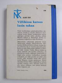 Villikissa katsoo lasin takaa