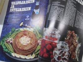 Avotakka 1967 nr 4, Joulunaika, Sisustuskankaita, Nauti kylvystä, Huonekalukierros, Rasioita, Omaa kotia ei ole pakko omistaa, Tilanjakajat, ym.