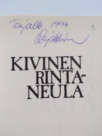 Kivinen rintaneula (signeerattu, tekijän omiste)