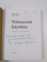 Voimavarat käyttöön : hyvää oloa ja onnellisuutta (signeerattu, tekijän omiste)