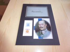 Mannerheim valokuva ja alkuperäiset postimerkit paspiksessa jonka koko on A4 eli helppo kehystää. Myös paljon muita Mannerheim-kohteita myynnissä.