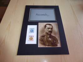 Mannerheim valokuva ja alkuperäiset postimerkit paspiksessa jonka koko on A4 eli helppo kehystää. Myös paljon muita Mannerheim-kohteita myynnissä.