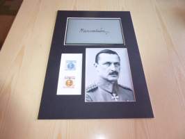 Mannerheim valokuva ja alkuperäiset postimerkit paspiksessa jonka koko on A4 eli helppo kehystää. Myös paljon muita Mannerheim-kohteita myynnissä.