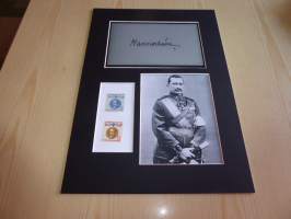 Mannerheim valokuva ja alkuperäiset postimerkit paspiksessa jonka koko on A4 eli helppo kehystää. Myös paljon muita Mannerheim-kohteita myynnissä.