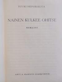 Nainen kulkee ohitse