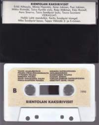 C-kasetti Rientolan kaksiriviset - Komiasti kaksirivisillä, 1990. Katso kappaleet alta/kuvista.