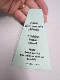 Huone siivottava mitä pikimmin - Städning önskas snarast - MAID please service this room as soon as possible -hotellien oviin tarkoitettu kartonkilappu kaksipuolinen