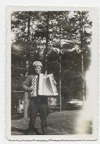 Sotapoika Eeli soittaa 1940  - valokuva 6x9 cm