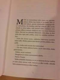 Katariina Vuori/ Erään tapon tarina.  P.2018  Joskus tulee tilanne että väkivaltaista  käytöstä lähiomaista kohtaan ei vain kestä