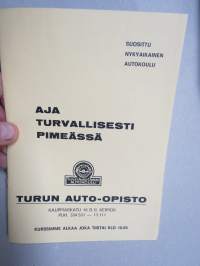 Aja turvallisesti pimeässä - turun Auto-Opisto -autokoulun esite