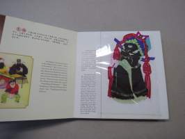 Paper Cut in China - Facial Makeup of Peking Opera -silkkipeperista leikattuja oopperanaamioita, kirjasa mukana aidot silkkipaperiset mallit