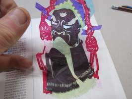Paper Cut in China - Facial Makeup of Peking Opera -silkkipeperista leikattuja oopperanaamioita, kirjasa mukana aidot silkkipaperiset mallit
