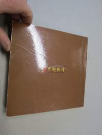 Paper Cut in China - Facial Makeup of Peking Opera -silkkipeperista leikattuja oopperanaamioita, kirjasa mukana aidot silkkipaperiset mallit