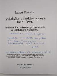 Jyväskylän yliopistokysymys 1847-1966 : tutkimus korkeakoulun perustamisesta ja kehityksestä yliopistoksi (signeerattu, tekijän omiste)