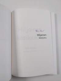 Hiljainen käsilaukku : Valitut pakinat 1 (signeerattu)