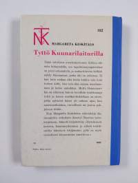 Tyttö Kuunarilaiturilla