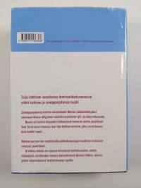 Tähtiin kirjoitettu (sis. kirjat Samppanjataivas ja Nukkemorsian)