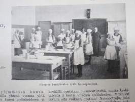 Kotiliesi 1928 nr 11, Kansikuva Martta Wendelin - Valkovuokkoja, Lucina Hagman 75 v., Kotitaolusopetusta, Kotijuusto, Rosa Sovelius, Vaatteiden peseminen maalla...