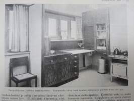 Kotiliesi 1928 nr 17, Kansikuva Eric Wasström - Ryijynkutojia, Oma koti ja rakentamisvarat, Münchenin kotitalousnäyttely, Pesuvaatteiden loppukäsittely maalla...