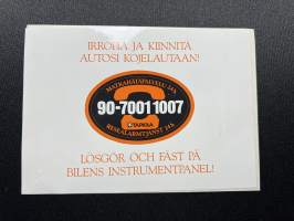 Irrota ja kiinnitä autosi kojekautaan -tarra