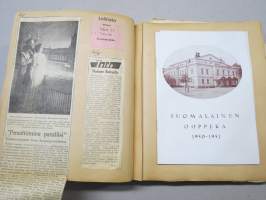 Elettyä ja koettua vv. 1949-51 -turkulaisen virkanaisen elämää leikekirjan muodossa, erilaisten tapahtumien ohjelmia, pääsylippuja, matkalippuja, ilmoituksia...