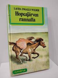 Hopeajärven rannalla