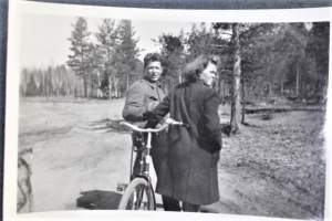 Sotapoika ja tyttö polkupyörällä