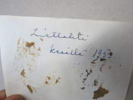 Juhlaliputettu + autot, Lietlahti 1953 -valokuva