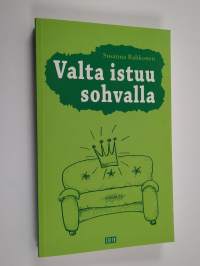 Valta istuu sohvalla