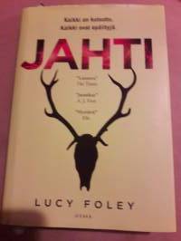 Jahti / Lucy Foley. P.2020. Uuden vuoden juhlat saavat karmean kääntteen syrjäisesä kylässä Skotlannin ylämailla. Kartanossa minne on kerääntynyt  yhdeksän nuorta