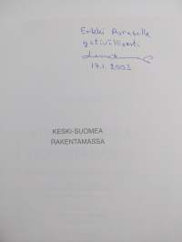 Keski-Suomea rakentamassa : kyläkassoista maakuntaosuuspankiksi 1903-2003 (signeerattu, tekijän omiste)