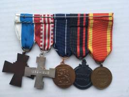 Kunniamerkkiripa - Vapauden mitali 1941 2.lk, Talvisodan muistomitali + solki &quot;Ilmapuolustus&quot;, Jatkosodan muistomitali, Päämajan muistoristi + solki &quot;M&quot;, Sininenrist
