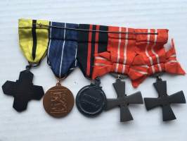 Kunniamerkkiripa - 2 X VR4 1941 miekoin, Talvisodan muistomitali + solki &quot;Kenttäarmeija&quot;, Jatkosodan muistomitali,  2. Divisioonan muistoristi 1941-44