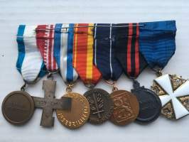 Kunniamerkkiripa - SVR R1, Talvisodan muistomitali, Jatkosodan muistomitali, Sotilasansiomitali, Upseeriliitton ansiomitali, Päämajan muistoristi, Veteraani mitali +