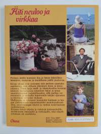 Äiti neuloo ja virkkaa