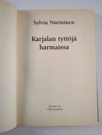 Karjalan tyttöjä harmaissa