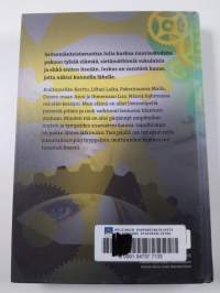 Tyttö elää kesäänsä