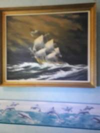 Taulu purjevene, koko 68 x 56 cm. Pidätkö myrskyävätä merestä ja purjeveeneestä aalloilla. Mustasaarelaisen H. Vikmanin maalaama. Hankittu 1970- luvun alussa.