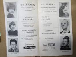 Opistoteatteri - Turun Suomenkielinen Työväenopisto 1965-1966 &quot;Yllätyslapsi&quot; -käsiohjelma, näyttelijöiden nimet ja kuvat näkyvät kohteen kuvissa