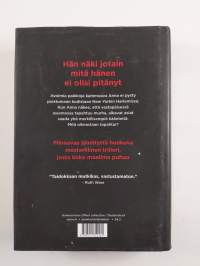 Nainen ikkunassa