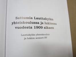 Kahvimyllyssä jauhettuja... - Sattumia Lauttakylän yhteiskoulussa ja lukiossa v. 1909 alkaen