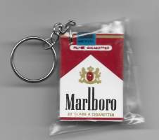 Marlboro punainen  5x3x1,5 cm - avaimenperä käyttämätön alkuperäisessä pakkauksessa