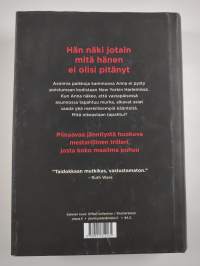 Nainen ikkunassa