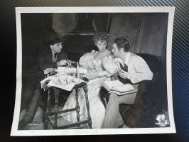 Gertrude Lawrence, Douglas Fairbanks Jr., Paul Stein - La Boheme still- / kaappikuva