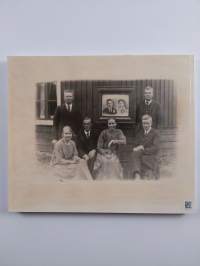 Elias Viitanen and Maria Ruona : Finnish ancestors, Finnish and American descendants (signeerattu, tekijän omiste)