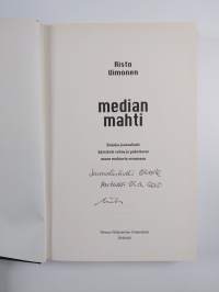 Median mahti : kuinka journalistit käyttävät valtaa ja pakottavat maan mahtavia eroamaan (signeerattu, tekijän omiste)